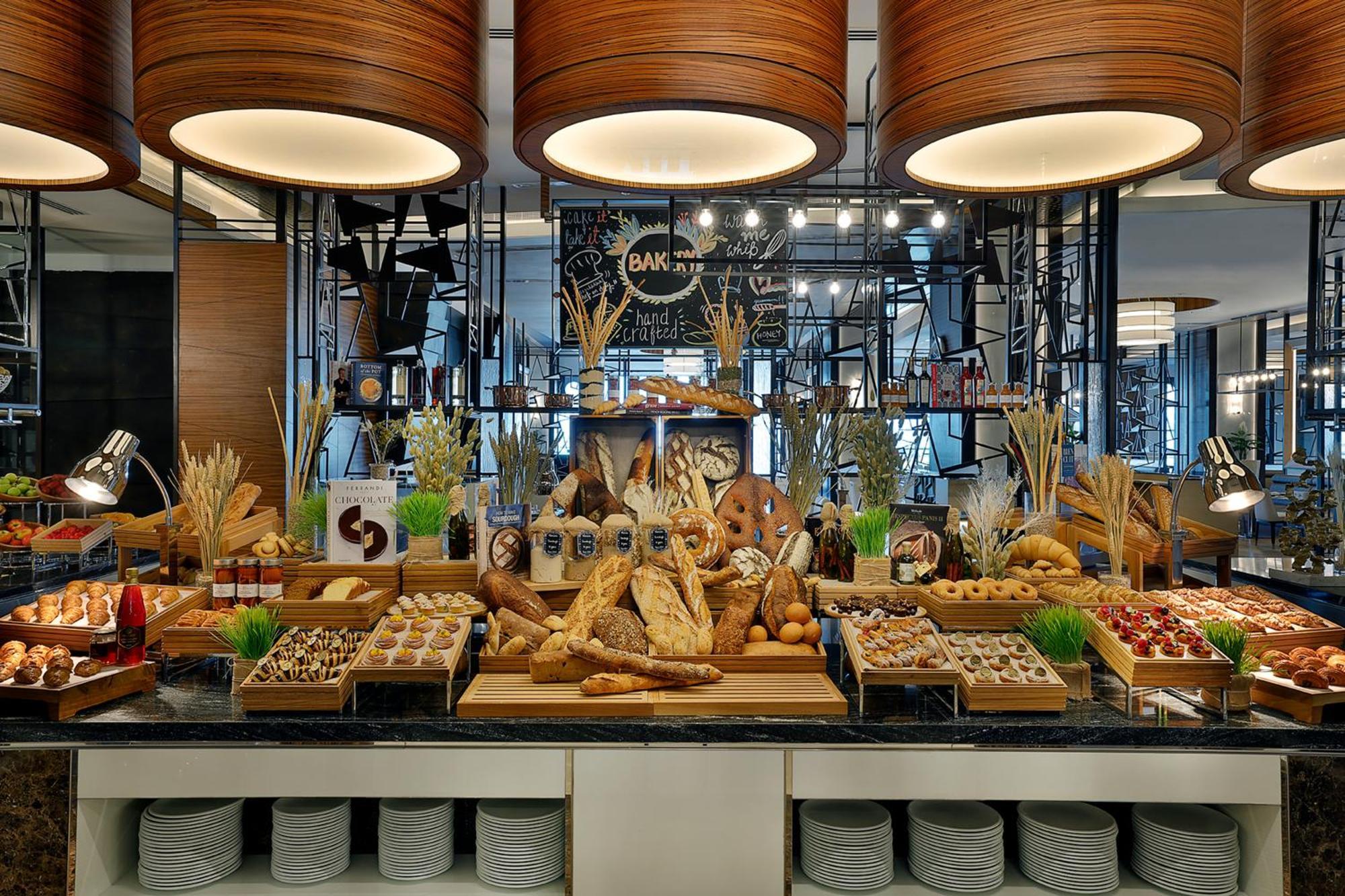 Hilton Dubai Palm Jumeirah Екстериор снимка Bread station at a buffet